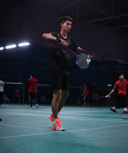 Mann während Aufschlag beim Badminton