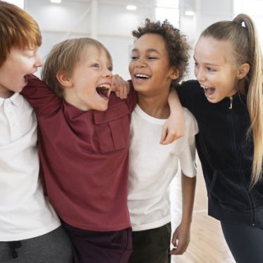 Gruppe lachender Kinder