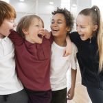 Gruppe lachender Kinder