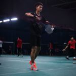 Mann während Aufschlag beim Badminton