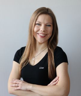 Trainerin Lisa auf Jumping-Trampolin liegend
