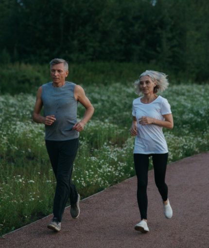 Zwei joggende ältere Menschen im Freien